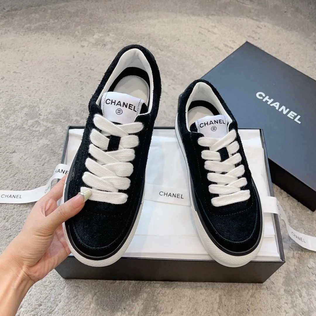 👟👟Ex-factory price 520👟👟 Chanel 23b new panda shoes C's new casual white shoes sneakers There is a reason why these shoes are so popular 🔥 They are so comfortable. They are a shoe that coexists with comfort, beauty and versatility. You can easily walk ten thousand or twenty thousand steps without any pressure. The original development last shape is delicate and stylish, and you are not afraid of wide feet. It will not make your feet fat, and it looks good and comfortable on your feet! It feels very light on the feet! Comfortable and breathable! Super whitening‼ ️It’s really a perfect match. Upper: first-layer cowhide/➕sheepskin lining. Exclusive 1:1 original customization [different from market currency‼ ️】The foot pads are made of imported mixed sheepskin, which is breathable and comfortable! ✔ T👟👟Ex-factory price U outsole exclusive original development private model! Differentiating the market rubber outsole‼ ️✔ Size: 35-39 (40 orders cannot be returned or exchanged)